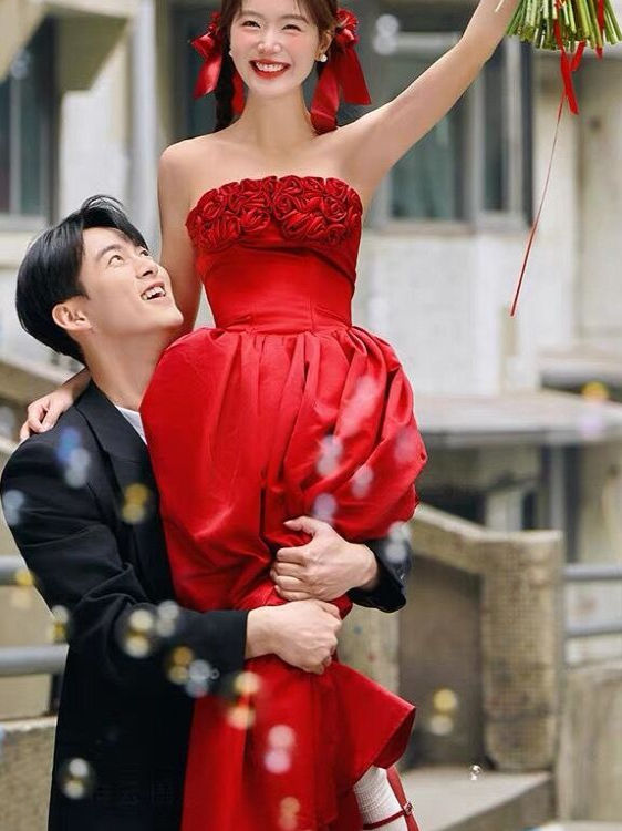 2025년 신상 레드 브라이드메이드 스트리트 스냅 약혼 - Photography Outfits 리뷰 및 가격